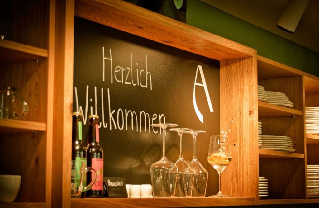 Cafe Alma Innenansicht Kreidetafel mit Aufschrift Herzlich Willkommen