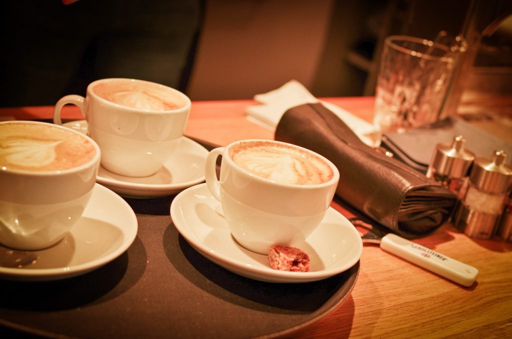 Drei Tassen Cappuccino im Café